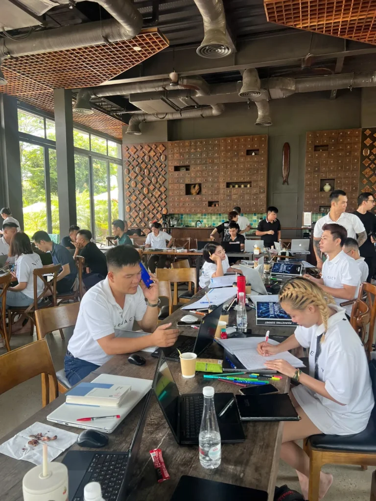 Anh em chủ doanh nghiệp cùng làm bài trên lớp